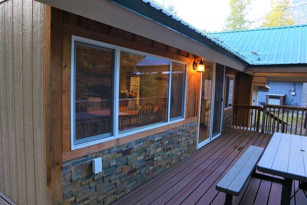 Outdoor dining - High Valley Hideaway - Wi-Fi, Hot Tub, Smart TV's, BBQ (Packwood)