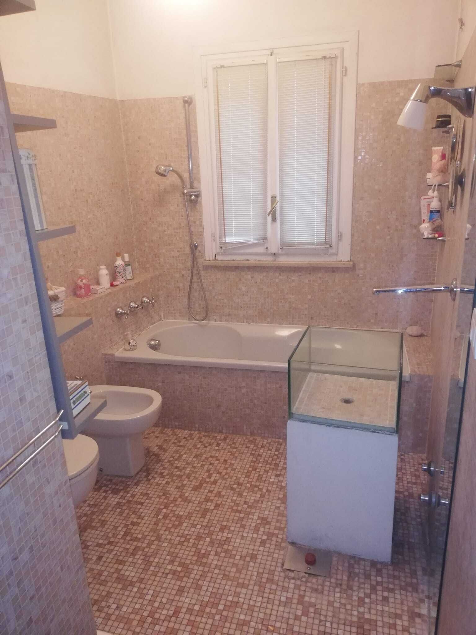 Douche, sèche-cheveux, bidet, serviettes fournies