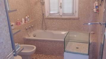 Douche, sèche-cheveux, bidet, serviettes fournies