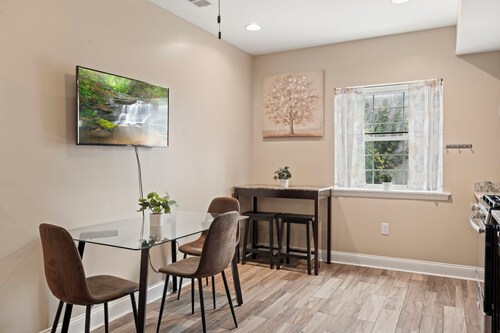 2Br in the heart of Chinatown w/shared GameRoom+Basketball court