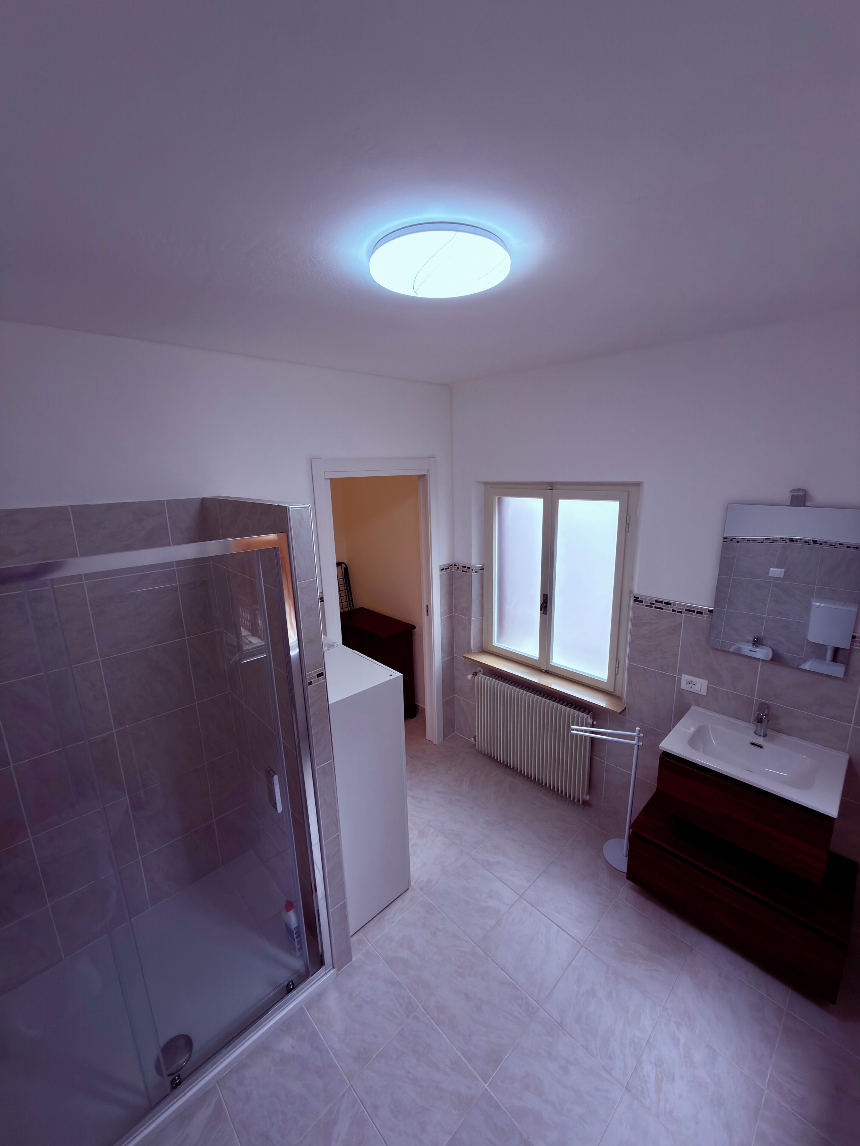 Bruser, hårtørrer, bidet, håndklæder