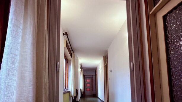 A long, narrow hallway with a tiled floor, leading to a door at the end. - INDEPENDENT HOME FOR WORKERS AND FAMILIES in Orsaria (Orsaria)
