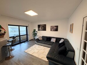 TV - Spacious 3-bedroom apartment 200m from the beach (Ovar)
