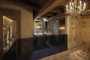 Suite Junior | Bagno | Set di cortesia gratuito, asciugacapelli, pantofole, asciugamani