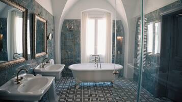 Family Suite, City View | Bathroom