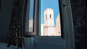 Family Suite, City View | Bathroom