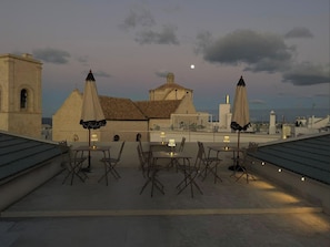 Outdoor dining - The Duchess of Puglia (Polignano a Mare)