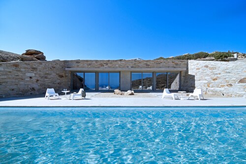Luxuriöse Höhlenvilla Aetos in Mylopotas, Ios, mit 4 großzügigen Schlafzimmern mit Bad