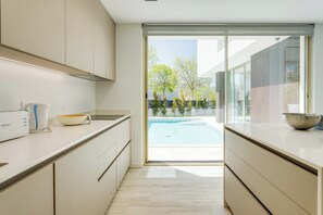 Geladeira, micro-ondas, fogão, cooktop