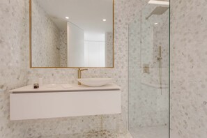 Dusche, Haartrockner, Handtücher, Shampoo