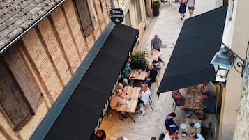 Dobbeltrom – standard, byutsikt | Utendørsservering