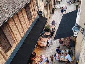 Standard Double Room, City View | Outdoor dining - Planches et Plonk (Pays-de-Belves)