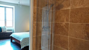 Dobbeltrom – deluxe, utsikt mot høyde | Bad