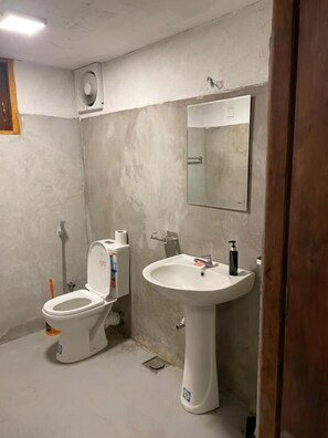 Basic Twin Room | Bathroom - Wake N Flow, Hiriketiya (Hiriketiya)