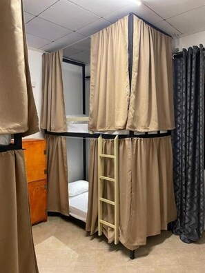 Basic Shared Dormitory, Mixed Dorm - Wake N Flow, Hiriketiya (Hiriketiya)