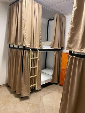 Basic Shared Dormitory, Mixed Dorm - Wake N Flow, Hiriketiya (Hiriketiya)