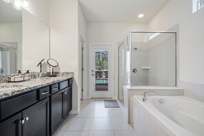 Hair dryer, towels, soap, shampoo - Nemo's Coral Cove Luxury Disney Villa w/ Pool (Kissimmee)