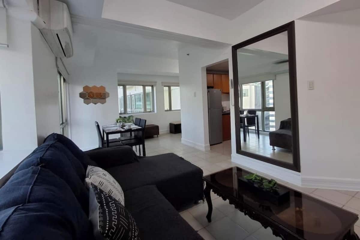 Condo trung tâm thành phố, 2 phòng ngủ, có thể sử dụng hồ bơi, quang cảnh thành phố | Phòng khách