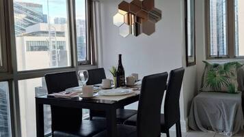 Condo urbano, 2 quartos, acesso à piscina, vista para a cidade | Opções para refeição no quarto