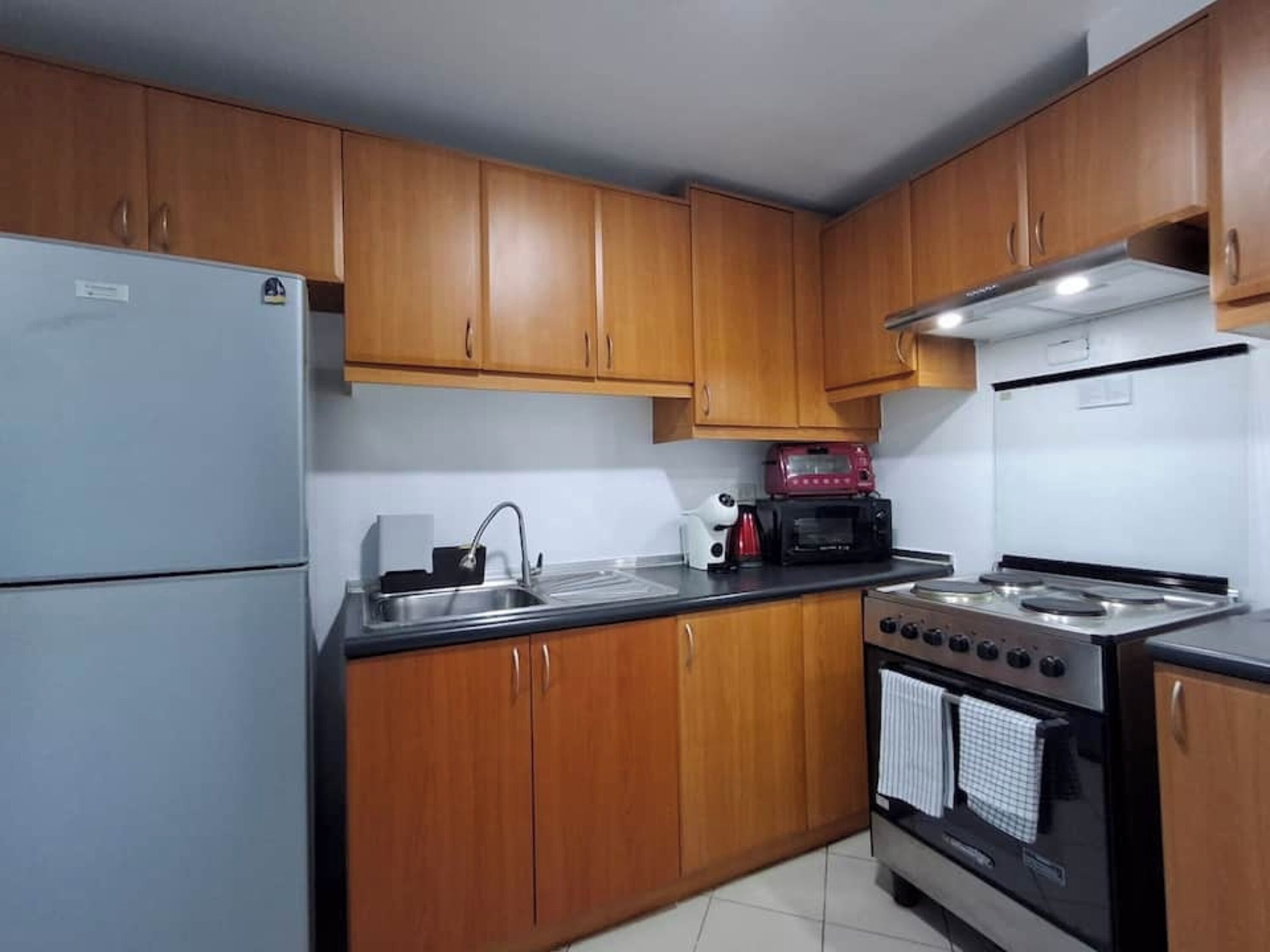 Condo trung tâm thành phố, 2 phòng ngủ, có thể sử dụng hồ bơi, quang cảnh thành phố | Bếp riêng