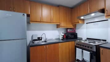 Condo trung tâm thành phố, 2 phòng ngủ, có thể sử dụng hồ bơi, quang cảnh thành phố | Bếp riêng