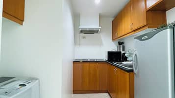 Comfort Condo, 1 Bedroom, Pool Access | Private kitchen