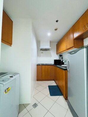 Comfort Condo, 1 Bedroom, Pool Access | Private kitchen - Forbeswood Parklane (Taguig)