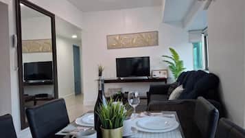 City Condo, 2 Bedrooms, Pool Access, City View | In-room dining