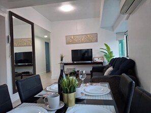 City-Apartment, 2 Schlafzimmer, Poolzugang, Stadtblick | Essbereich im Zimmer