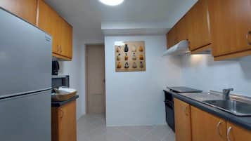 Family Condo, 3 Bedrooms, Pool Access, City View | Private kitchen