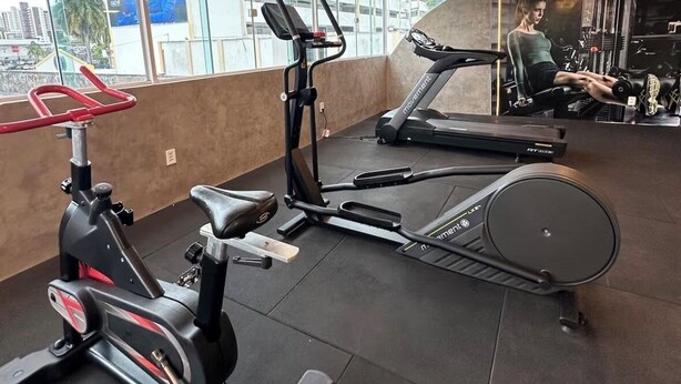 Ein Fitnessraum mit Cardiogeräten, Laufband und Ergometer.