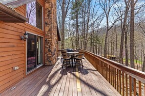 Outdoor dining - Secluded w River Access, Firepit, Screened Porch (Great Cacapon)