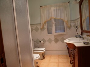 Bathroom - Casa Emilia: Rural Retreat with Private Terrace, Garden, and Wi-Fi (Baeza)