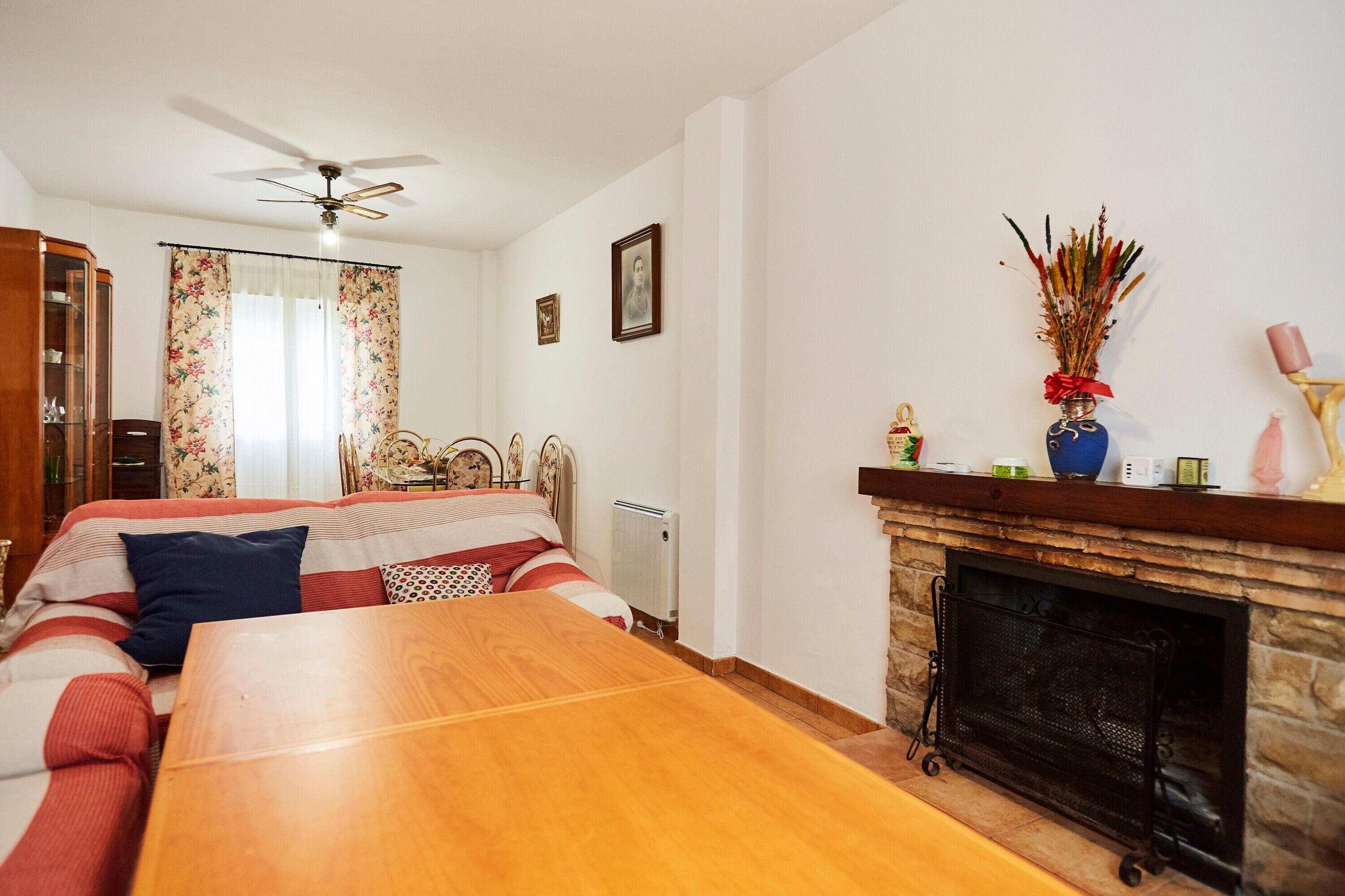TV, fireplace
