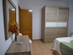 Room - Casa Emilia: Rural Retreat with Private Terrace, Garden, and Wi-Fi (Baeza)