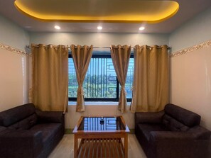 Luxe tweepersoonskamer, patio, uitzicht op rivier | Woonruimte