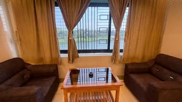 Luxe tweepersoonskamer, terras, uitzicht op rivier | Woonruimte