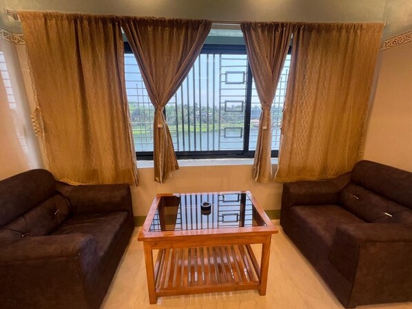 Luxury Double Room, 1 Bedroom, Patio, River View | Living area