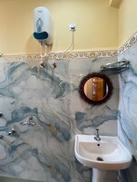 Luxury Double Room, 1 Bedroom, Patio, River View | Bathroom | Shower, towels, soap, shampoo