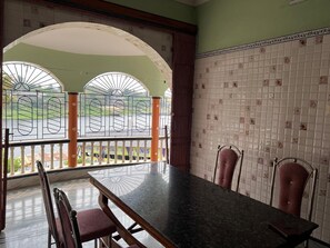 Deluxe tweepersoonskamer, patio | Dineren