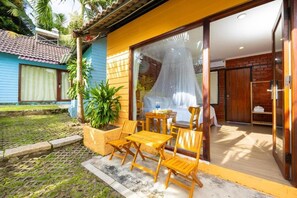 Deluxe-bungalow - udsigt til pool | Udendørs spisemuligheder