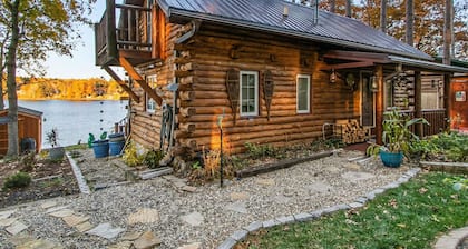 Bigfoot Lodge: Lakefront w/ Patio-to-Pier Views & Hunting Access to 600 Acres