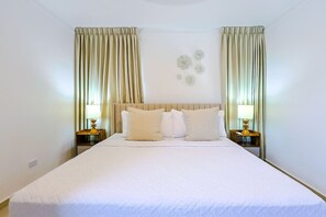 Iron/ironing board, WiFi, bed sheets - Elegant Sea View 3BD Apt, King Bed, Full AC, Pool. (Santo Domingo Este)