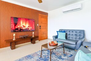 TV - Elegant Sea View 3BD Apt, King Bed, Full AC, Pool. (Santo Domingo Este)