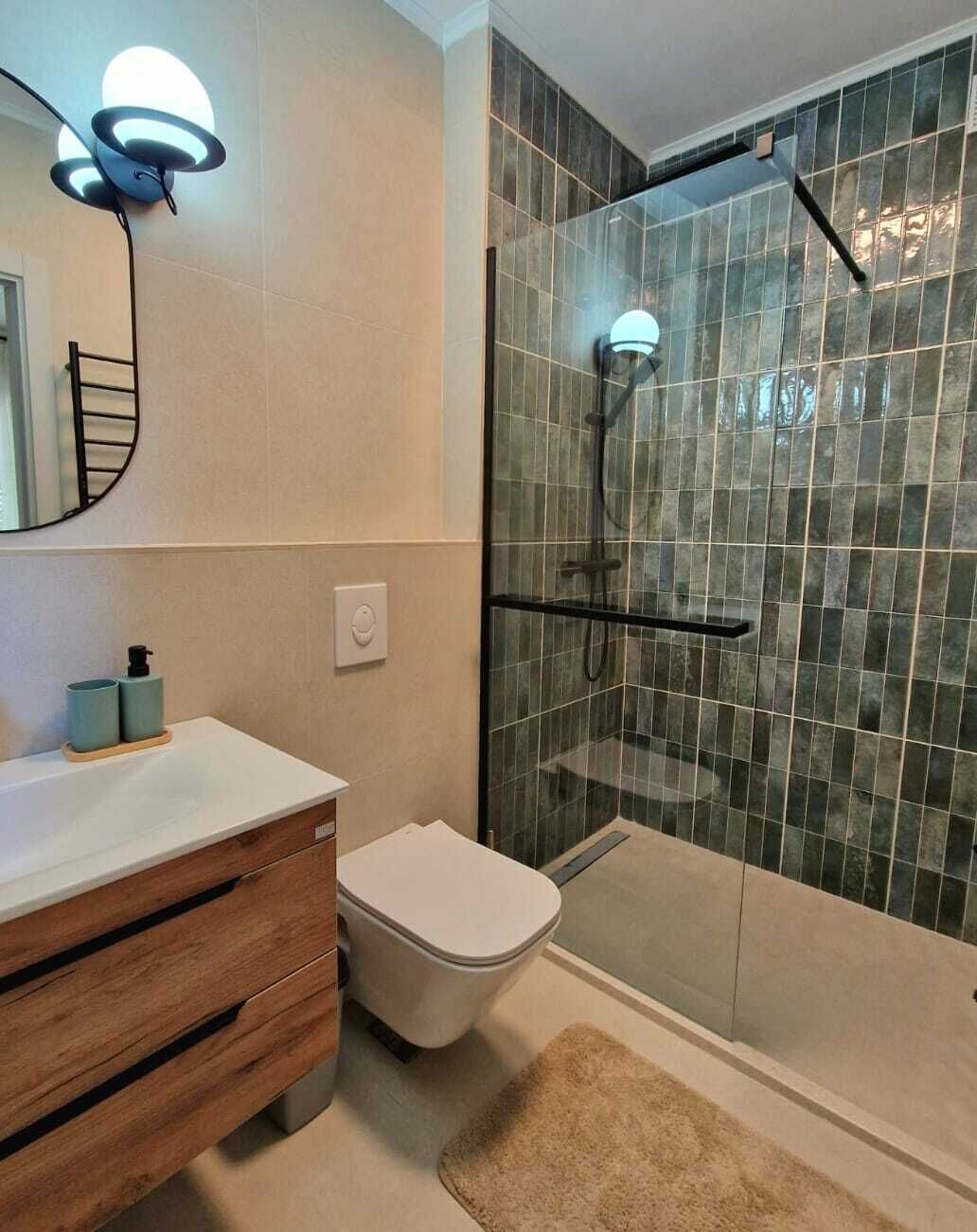 Douche, sèche-cheveux, savon, shampoing