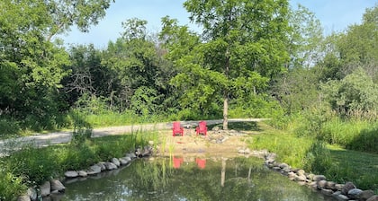 Sherwood Forest Treetop Sanctuary! 1-bdrm apt. just 5 miles from Lake Geneva!