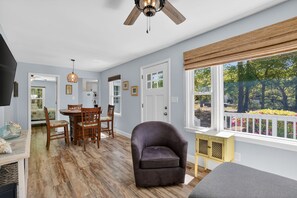 TV, books - Charming Coastal Home Near Beach & Camp Lejeune (Sneads Ferry)