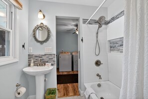 Hair dryer, towels, soap, shampoo - Charming Coastal Home Near Beach & Camp Lejeune (Sneads Ferry)