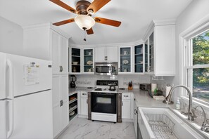 Fridge, microwave, oven, stovetop - Charming Coastal Home Near Beach & Camp Lejeune (Sneads Ferry)
