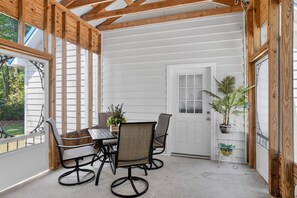 Outdoor dining - Charming Coastal Home Near Beach & Camp Lejeune (Sneads Ferry)